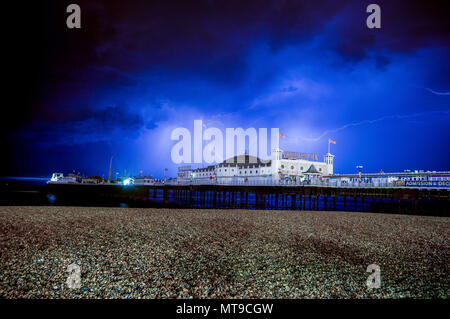 Blitz über den Himmel über Brighton Palace Pier, Sussex, UK Stockfoto