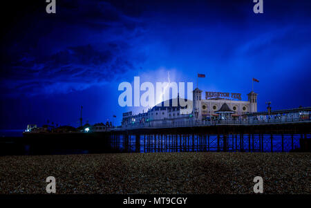 Blitz über den Himmel über Brighton Palace Pier, Sussex, UK Stockfoto