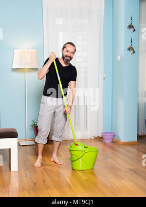 Haus Reinigung, Reinigung, Haus Mann zu fegen und wischen Stockfoto