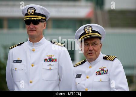 Philadelphia, USA. 28 Mai, 2018. US-Marine Kapitän Francis Spencer und Ret. Capt Louis A. Cavaliere stand während des Memorial Day Zeremonie an Bord der pensionierte USS Olympia, die zu Hause durchgeführt, um die Überreste der unbekannten Soldaten auf dem Arlington National Cemetery aus Frankreich 1921 beigesetzt. Quelle: Michael Candelori/Pacific Press/Alamy leben Nachrichten Stockfoto