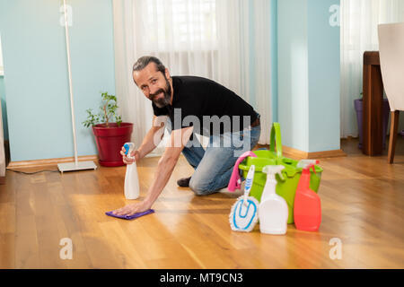 Haus Reinigung, Reinigung, Haus Mann zu fegen und wischen Stockfoto