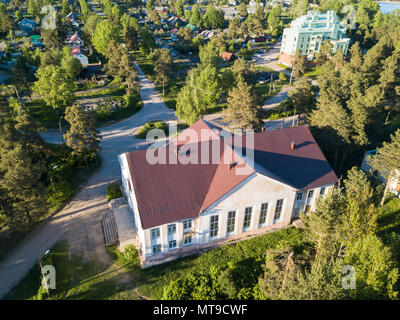 Fliegen über die Dächer der russischen Dorf mit Holzhäusern. Region Leningrad, Russland. Stockfoto