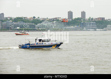 New York, Vereinigte Staaten. 28 Mai, 2018. US Coast Guards MH-65D Dolphin Hubschrauberbesatzung Such- und Rettungsmaßnahmen Demonstration über offenes Wasser als NYPD boot Aufenthalt guard während des Memorial Day Feier in Intrepid Sea, Air & Space Museum Credit: Lev Radin/Pacific Press/Alamy leben Nachrichten Stockfoto