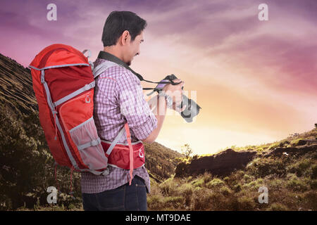 Gerne asiatische Fotograf mit seiner Kamera auf dem Berg Stockfoto