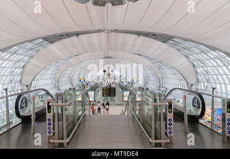 Bangkok, Thailand - 18. Mai 2018: Nicht identifizierte Personen am Suvarnabhumi International Airport Gate E in Bangkok, Thailand. Stockfoto