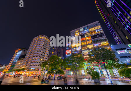 Ho Chi Minh City, Vietnam - 18. Mai 2018: Das Cafe Apartment in der Nacht auf Saigon Walking Street in Ho Chi Minh City, Vietnam. Stockfoto