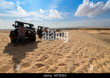 Mui Ne, Vietnam - 20. Mai 2018: Off road Auto Fahrzeug im weißen Sand dune Wüste in Mui Ne, Vietnam, beliebte Touristenattraktion Stockfoto