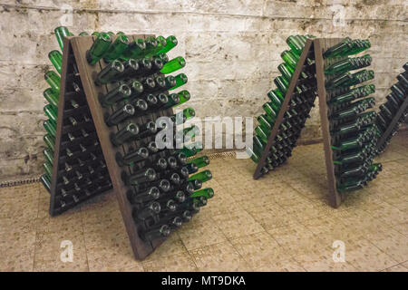 Sekt ist in Flaschen auf steht im Alter von Stockfoto