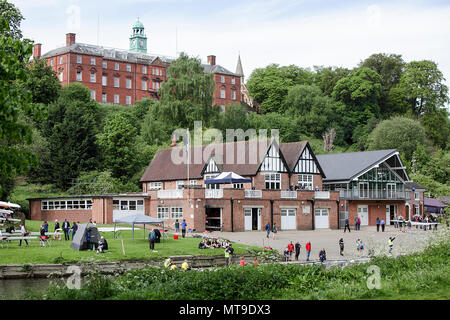 Die Shrewsbury Regatta im Mai 2018. Verschiedene Aspekte dieser jährlichen Veranstaltung, die von Boot Besatzungen, Boot Häuser und unabhängigen Schulen teilnehmen. Stockfoto