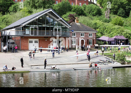 Die Shrewsbury Regatta im Mai 2018. Verschiedene Aspekte dieser jährlichen Veranstaltung, die von Boot Besatzungen, Boot Häuser und unabhängigen Schulen teilnehmen. Stockfoto