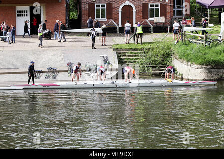 Die Shrewsbury Regatta im Mai 2018. Verschiedene Aspekte dieser jährlichen Veranstaltung, die von Boot Besatzungen, Boot Häuser und unabhängigen Schulen teilnehmen. Stockfoto