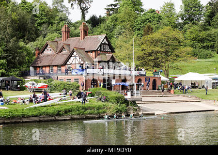 Die Shrewsbury Regatta im Mai 2018. Verschiedene Aspekte dieser jährlichen Veranstaltung, die von Boot Besatzungen, Boot Häuser und unabhängigen Schulen teilnehmen. Stockfoto