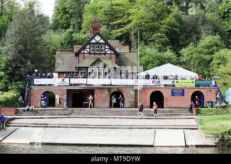 Die Shrewsbury Regatta im Mai 2018. Verschiedene Aspekte dieser jährlichen Veranstaltung, die von Boot Besatzungen, Boot Häuser und unabhängigen Schulen teilnehmen. Stockfoto