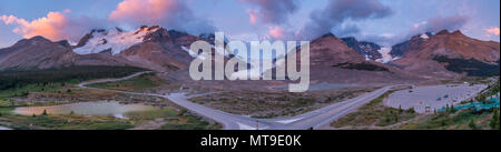 Herrlicher Panoramablick von der Columbia Icefield von Discovery Center. Gemalten Himmel, bunte Wolken bei Sonnenaufgang malt Berge und Gletscher rosa. Stockfoto