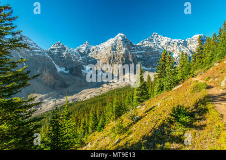 Schöne Aussicht von der Tal der zehn Gipfel aus dem Weg. Moraine Lake Gebiet der Rocky Mountains. Kanadische iconic Banff National Park. Berge. Stockfoto