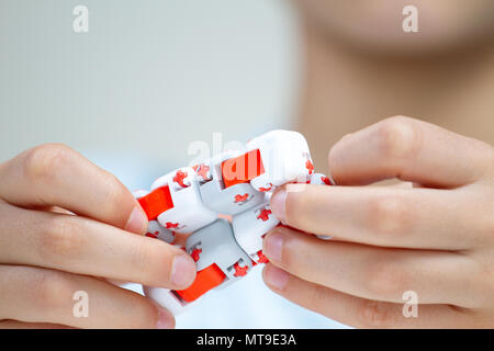 Bunte finger Anti stress Spielzeug in den Händen des kleinen Jungen Stockfoto
