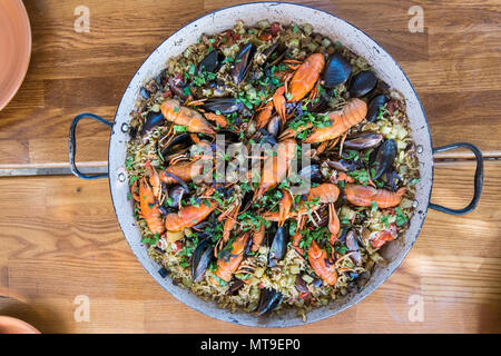 Spanische Paella mit Garnelen Muscheln und? rayfish auf Holz Tisch Stockfoto