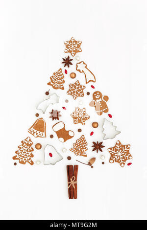 Weihnachtsbaum aus Lebkuchen cookies, Sterne Anis, Backformen und Perlen auf weißem Hintergrund. Weihnachten und neues Jahr Symbol. Flach. Stockfoto