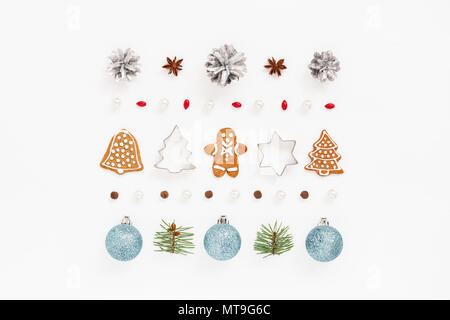 Christmas Ornament von Lebkuchen cookies, Weihnachtskugeln, Niederlassungen Fichte, Perlen, Tannenzapfen, Sterne Anis auf weißem Hintergrund. Winter und Holi Stockfoto