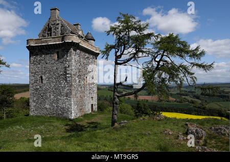 Fatlips Castle ist ein Scottish Borders Symbol thront auf der Spitze Minto Felsen mit Blick über Teviotdale, Vergangenheit Denholm und Bedrule, auf den berühmten Ruberslaw Mou Stockfoto