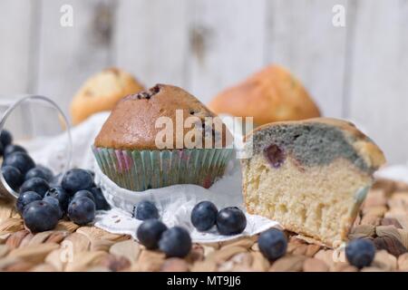 Mehrere hausgemachte Glutenfreie Muffins mit Heidelbeeren im rustikalen Ambiente Stockfoto