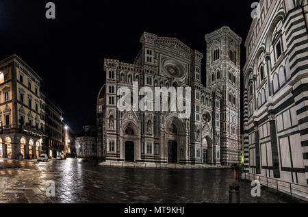 Nacht Blick auf Duomo di Firenze Dom bei Nacht mit dem Taufbecken von St. John in Aussicht, Florenz, Italien, Europa Stockfoto