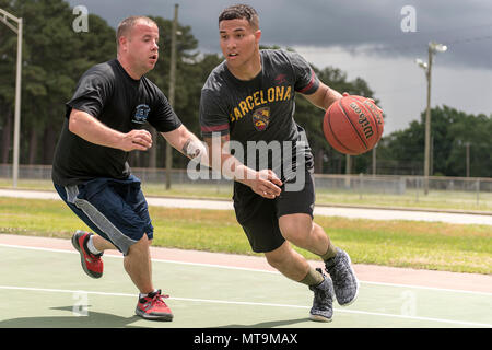 Die 4th Security Forces Squadron ist eine Strafverfolgungs- und Schutzeinheit der US Air Force, die auf der Seymour Johnson Air Force Base in North Carolina stationiert ist. Am 16. Mai 2018 nahmen die Mitglieder an einem Basketballturnier während eines Sporttages zu Ehren der National Police Week teil. Der Archivdruck zeichnet Wettbewerbsspiele auf den Installationsplätzen auf. Stockfoto