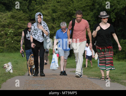 Die Menschen genießen die heißen Wetter während einer May Bank Holiday in Hampstead Heath, London. Stockfoto