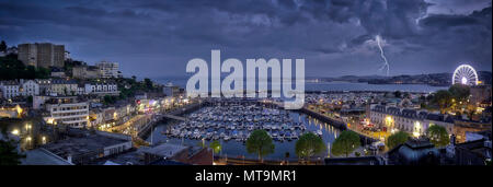 De - DEVONSHIRE: Panoramablick auf den Hafen von Torquay und die Stadt bei Nacht Stockfoto