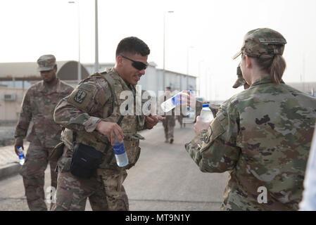 Mitglieder von Al Dhafra Air Base an einem 5k laufen, und ruck März zu Ehren der Nationalen Polizei Woche auf Al Dhafra Air Base, Vereinigte Arabische Emirate, 18. Mai 2018. Die Teilnehmer der Kundgebung trugen Steine mit den Namen der gefallenen Sicherheitskräfte Offiziere. (U.S. Air National Guard Foto: Staff Sgt. Erica Rodriguez) Stockfoto