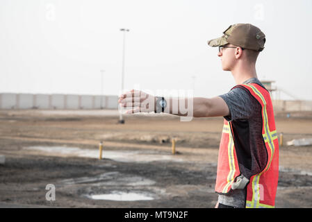 Mitglieder von Al Dhafra Air Base an einem 5k laufen, und ruck März zu Ehren der Nationalen Polizei Woche auf Al Dhafra Air Base, Vereinigte Arabische Emirate, 18. Mai 2018. Die Teilnehmer der Kundgebung trugen Steine mit den Namen der gefallenen Sicherheitskräfte Offiziere. (U.S. Air National Guard Foto: Staff Sgt. Erica Rodriguez) Stockfoto