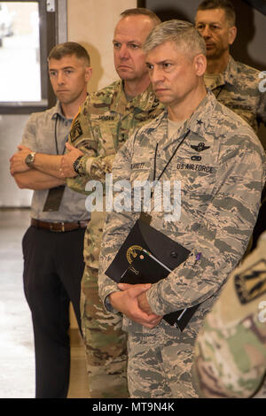 Verehrte Besucher aus verschiedenen Mitgliedstaaten werden unterrichtet, wie cyber Krieger sind ausgebildete Real World Cyber Veranstaltungen Mittwoch, 15. Mai im Camp Atterbury, Indiana. Cyber Shield ist ein Army National Guard konzipiert Cyber Krieger auf der Pläne für Vorfälle zu cyber zu bewerten und hat über 800 Soldaten und Piloten teilnehmen. (U.S. Armee Foto von SPC. Michael Hunnisett) Stockfoto