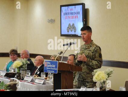 Brig. Gen. Patrick J. Donahoe, 10 Mountain Division (LI) und Fort Drum stellvertretenden kommandierenden General, Adressen das Publikum darf 15 an die Streitkräfte Tag Mittagessen in Watertown, New York. Stockfoto