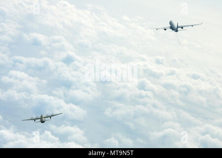Lockheed Martin C-130J Hercules ist ein viermotoriges Turboprop-Militärflugzeug der Royal Air Force. Dieses Archivbild zeichnet einen C-130J und einen RAF Voyager Tanker auf, die sich am 17. Mai 2018 während des 5. Jährlichen European Tanker Symposiums in der RAF Mildenhall auf die Luftbetankung über der Nordsee vorbereiten. Der historische Fotodruck dokumentiert die Ausbildung der Koalition zur Luftmobilität. Stockfoto