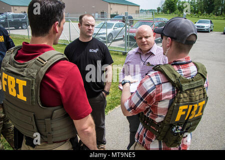 FBI-Agenten besprechen eine simulierte Durchsuchungsbefehl mit Network Inhaber während Cyber Schild 18 am Donnerstag, den 17. Mai in Camp Atterbury, Ind Cyber Shield ist ein Army National Guard konzipiert Cyber Krieger auf der Pläne für Vorfälle zu cyber zu bewerten und hat über 800 Soldaten und Piloten teilnehmen. (U.S. Armee Foto von SPC. Michael Hunnisett) Stockfoto