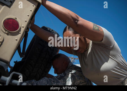 Master Sgt. Brandi Liebe, United States Air Force Waffen Schule erster Sergeant, schiebt ein Humvee während einer Phase des Kampfes Fitness Herausforderung der Nationalen Polizei Woche Event auf der Nellis Air Force Base, Nevada, 16. Mai 2018. Die ersten Sergeant Team war unter den Wettbewerbern in den sechs-stufigen Wettbewerb. (U.S. Air Force Foto von älteren Flieger Kevin Tanenbaum) Stockfoto