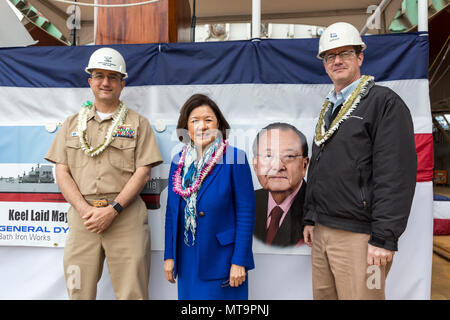 180514-N-N 0101-112 BADEWANNE, Maine (14. Mai 2018) Kapitän Casey Moton, Links, DDG-51 Programm Manager, Irene Hirano Inouye, Sponsor und Witwe des Namensgebers der Zukunft geführte Anti-raketen-Zerstörer USS Daniel Inouye (DDG118) und Ed Kenyon, Badewanne Bügeleisen funktioniert DDG-51 Program Director, neben einem Plakat der DDG-118 während des Schiffs Kiel Authentifizierung Zeremonie bei Bath Iron Works in Bath, Maine, 14. Mai 2018. DDG 118 wird in der Flight IIA Konfiguration mit dem Aegis Baseline 9 Combat System mit integrierter Luft- und Raketenabwehr Fähigkeit gebaut werden. Dieses System bietet schnell reagieren Stockfoto