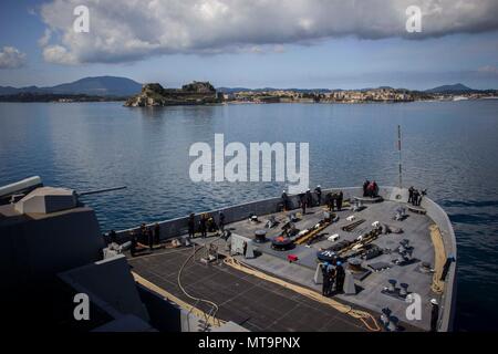 180517-M-DL 117-0010 Korfu, Griechenland (17. Mai 2018) Der San Antonio-Klasse amphibious Transport dock USS New York (LPD 21) kommt in Korfu, Griechenland. New York wird in den USA 6 Flotte Bereich der Operationen eingesetzt, die das gesamte Spektrum der Gemeinsamen und Naval operations, oft im Konzert mit Allied und interagency Partnern, um US-amerikanischen nationalen Interessen und die Sicherheit und Stabilität in Europa und Afrika. (U.S. Marine Corps Foto von Cpl. Juan A. Soto-Delgado/Freigegeben) Stockfoto