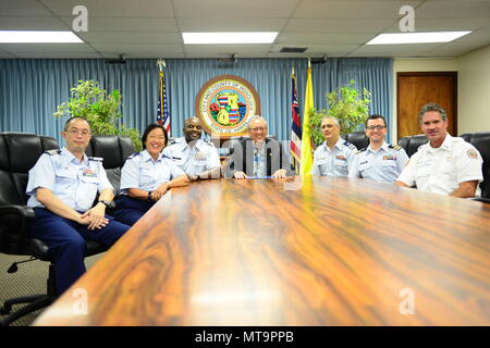 Cmdr. Ulysses Mullins, stellvertretender Kommandant, Coast Guard Sektor Honolulu (Mitte links), Roy K. Amemiya, Jr., Geschäftsführer, Stadt Honolulu, (Mitte rechts), Lt.Cmdr. Jon-Paul Del Gaudio, Direktor der Hilfs-, Coast Guard 14. Bezirk (Zweiter von rechts), Kevin Allen, Chef der, Ocean Safety und Rettungsschwimmer Services (rechts), und die Mitglieder der Hawaii - Coast Guard Auxiliary gerecht Bootfahrtsicherheit an den Bürgermeister von Honolulu Büros Mai 18, 2018 zu diskutieren. In dieses Jahr fällt der 60. Jahrestag des Nationalen sicheren Bootfahren Woche. (U.S. Coast Guard Foto von Chief Petty Officer Sara Muir/Rel Stockfoto