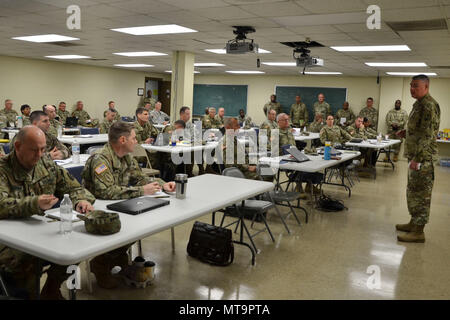 Brig. General David Ling, Kommandant der Armee finden Sustainment Command von Birmingham, Alabama begrüßt seine Brigade Befehl Mannschaften zu den arsc Mission Training kurz. Die Absicht der Schulung war eine synchronisierte Ausbildungsplan für die Ausbildung 2019 zu entwickeln. Stockfoto