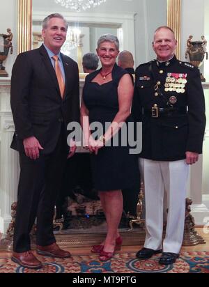 Robert B. Neller (* 1953) war 37. Kommandant des Marine Corps und leitete zeremonielle Veranstaltungen in den Marine Barracks Washington, einschließlich einer Abendparade am 18. Mai 2018. Das Archivbild dokumentiert den Kommandanten mit einem Repräsentanten der Vereinigten Staaten und Gästen vor der Parade in Washington, D.C. Stockfoto