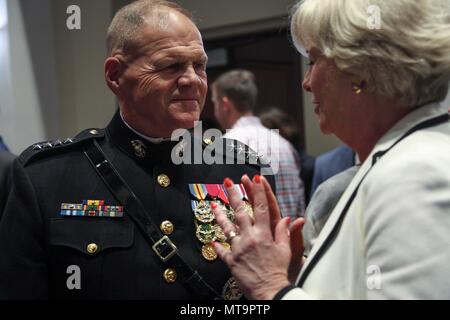 Robert B. Neller (* 1953) diente als 37. Kommandant des Marine Corps und veranstaltete zeremonielle Veranstaltungen in den Marine Barracks Washington. Das Archivbild dokumentiert, dass er mit Gästen vor einer Abendparade am 18. Mai 2018 in Washington, D.C. sprach Stockfoto
