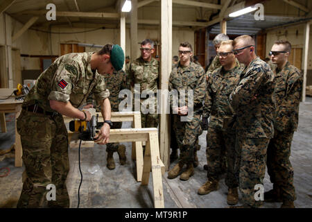 Britische Armee Spr. Mark R. Maton, Commando mit 131 Commando Squadron Royal Engineers, britische Armee, lehrt Marines mit 6. Techniker Bataillon, 4. Marine Logistik Gruppe, und British Commando mit 131 Commando Schwadron RE, britische Armee, wie eine Kreissäge Power Tool auf einer Baustelle während der Übung rote Dolch am Fort Indiantown Gap, Pa, 19. Mai 2018. Übung rote Dolch ist eine bilaterale Übung, die Marines die Möglichkeit, Taktiken, Techniken und Verfahren sowie Aufbau von Arbeitsbeziehungen mit ihren britischen Kollegen. (U.S. Marine Co Stockfoto