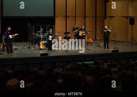 ALEXANDRIA, Virginia (19. Mai 2018) die Mitglieder des Landes Aktuelle der US-Navy Band auf der Rachel M. Schlesinger Concert Hall und Arts Center in Alexandria, Virginia. Land Aktuelle, Premier country/bluegrass Ensemble der Marine, stellte ein besonderes Konzert mit Band alumni seiner 45-jähriges Jubiläum zu feiern. (U.S. Marine Foto von Chief Musiker Adam Grimm/Freigegeben) Stockfoto