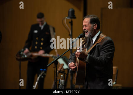 ALEXANDRIA, Virginia (19. Mai 2018) zog sich der Master Chief Musiker Wayne Taylor, ein ehemaliges Mitglied der Land Aktuelle der US-Navy Band, führt auf dem Rachel M. Schlesinger Concert Hall und Arts Center in Alexandria, Virginia. Land Aktuelle, Premier country/bluegrass Ensemble der Marine, stellte ein besonderes Konzert mit Band alumni seiner 45-jähriges Jubiläum zu feiern. (U.S. Marine Foto von Chief Musiker Adam Grimm/Freigegeben) Stockfoto