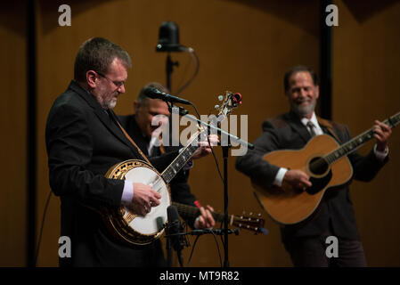 ALEXANDRIA, Virginia (19. Mai 2018) Im Ruhestand Senior Chief Musiker Keith Arneson, ehemaliges Mitglied der Land Aktuelle der US-Navy Band, führt auf dem Rachel M. Schlesinger Concert Hall und Arts Center in Alexandria, Virginia. Land Aktuelle, Premier country/bluegrass Ensemble der Marine, stellte ein besonderes Konzert mit Band alumni seiner 45-jähriges Jubiläum zu feiern. (U.S. Marine Foto von Chief Musiker Adam Grimm/Freigegeben) Stockfoto