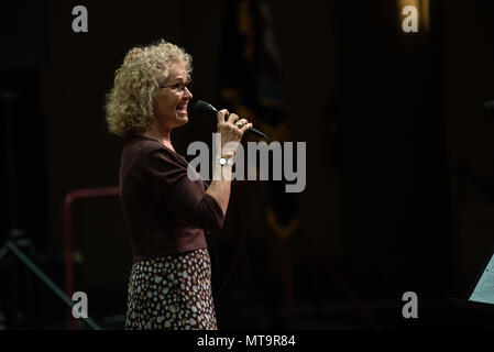 ALEXANDRIA, Virginia (19. Mai 2018) Tensel Leach, ehemaliges Mitglied der Land Aktuelle der US-Navy Band, führt auf dem Rachel M. Schlesinger Concert Hall und Arts Center in Alexandria, Virginia. Land Aktuelle, Premier country/bluegrass Ensemble der Marine, stellte ein besonderes Konzert mit Band alumni seiner 45-jähriges Jubiläum zu feiern. (U.S. Marine Foto von Chief Musiker Adam Grimm/Freigegeben) Stockfoto