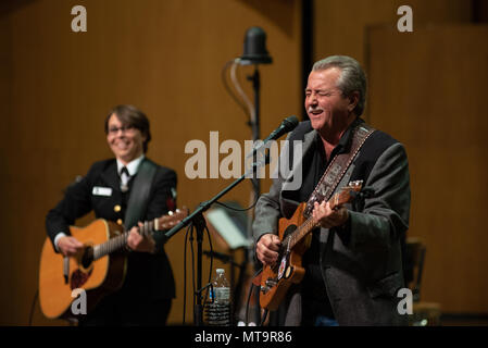 ALEXANDRIA, Virginia (19. Mai 2018) pensionierten Musiker 1. Klasse Ben Winter, ehemaliges Mitglied der Land Aktuelle der US-Navy Band, führt auf dem Rachel M. Schlesinger Concert Hall und Arts Center in Alexandria, Virginia. Land Aktuelle, Premier country/bluegrass Ensemble der Marine, stellte ein besonderes Konzert mit Band alumni seiner 45-jähriges Jubiläum zu feiern. (U.S. Marine Foto von Chief Musiker Adam Grimm/Freigegeben) Stockfoto