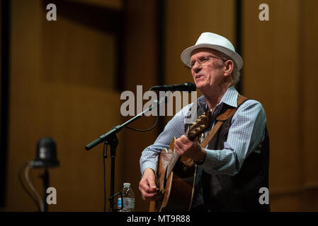 ALEXANDRIA, Virginia (19. Mai 2018) zog sich der Master Chief Musiker Jerry Gilmore, ein ehemaliges Mitglied der Land Aktuelle der US-Navy Band, führt auf dem Rachel M. Schlesinger Concert Hall und Arts Center in Alexandria, Virginia. Land Aktuelle, Premier country/bluegrass Ensemble der Marine, stellte ein besonderes Konzert mit Band alumni seiner 45-jähriges Jubiläum zu feiern. (U.S. Marine Foto von Chief Musiker Adam Grimm/Freigegeben) Stockfoto