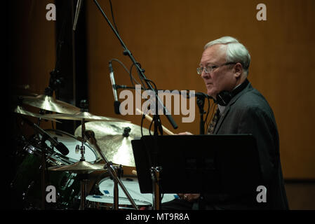 ALEXANDRIA, Virginia (19. Mai 2018) zog sich der Master Chief Musiker Bob Snider, ehemaliges Mitglied der Land Aktuelle der US-Navy Band, führt auf dem Rachel M. Schlesinger Concert Hall und Arts Center in Alexandria, Virginia. Land Aktuelle, Premier country/bluegrass Ensemble der Marine, stellte ein besonderes Konzert mit Band alumni seiner 45-jähriges Jubiläum zu feiern. (U.S. Marine Foto von Chief Musiker Adam Grimm/Freigegeben) Stockfoto